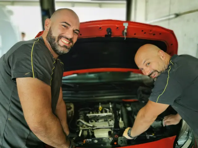 Christoph und Michael Arzt sind seit Jahrzehnten im Betrieb Weberhofer tätig – beide haben hier gelernt und prägen das Unternehmen bis heute entscheidend. | Foto: Weberhofer