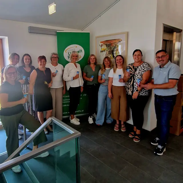 Klaus Mühlbacher (1. v. r.) und Michaela Reichinger (5.v.r.) beim BAV Braunau. | Foto: OÖVP Bezirk Braunau