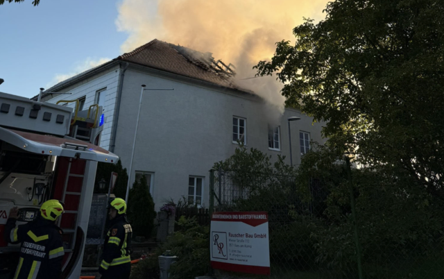 Die Erleichterung darüber, dass keine Menschen ernsthaft zu Schaden kamen, ist groß, dennoch bleibt die Sorge um die Zukunft des historischen Gebäudes und der darin beheimateten Vereine. | Foto: Feuerwehr Horn