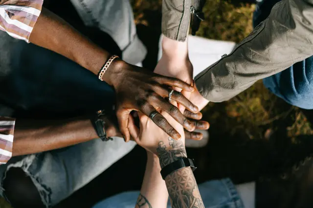 Gemeinsam gegen Spaltung: Präventionsarbeit setzt auf Dialog und Zusammenhalt in vielfältigen Communitys. | Foto: Pexels/Ivan Samkov
