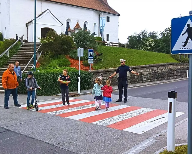 Wolfgang Hosiner (Koordinator der Freiwilligen), Günther Oberaigner und Revierinspektor Stefan Mayrhofer mit  Kindern aus Zeillern. | Foto: Mayerhofer