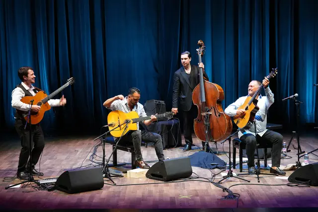 Virtuosität pur: Das Stochelo &amp; Mozes Rosenberg Trio mit Diknu Schneeberger. | Foto: Willi Pleschberger