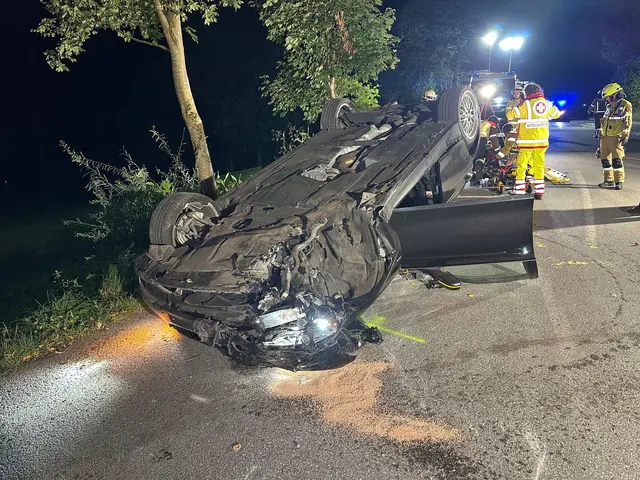 Der 18-jährige Lenker geriet in einer Linkskurve über den Gehsteig auf einen angrenzenden Hang. Das Fahrzeug überschlug sich und blieb schließlich auf dem Dach liegen. | Foto: ZOOM.Tirol