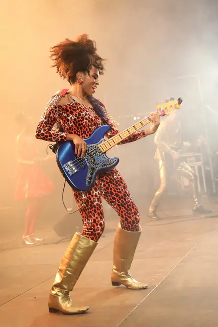 Bassistin Nik West aus den USA begeisterte das Publikum beim Festival "hiesige &amp; dosige" im Schlosspark in Wieselburg mit funkigen Sounds. | Foto: Johnny Grün/fotostud.io