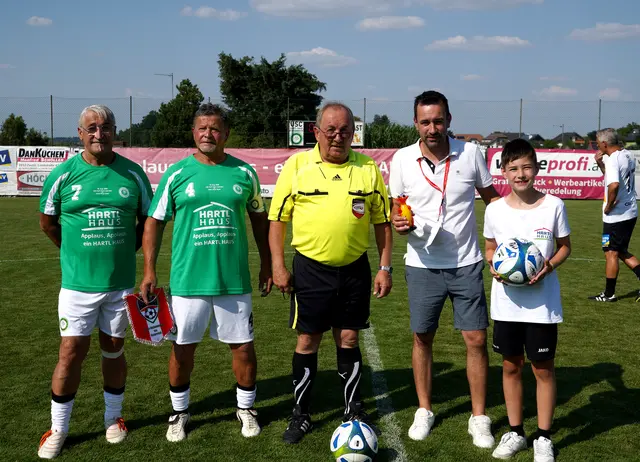 Die Echsenbacher Legenden Franz Marchsteiner, Kapitän Herbert Marchsteiner, Schiedsrichter Alois Straßer und Bürgermeister Andreas Straßer mit Sohn Matteo beim Ankick zum großen Legenden-Match. | Foto: Niklas Simon – USC Hartl Haus Echsenbach