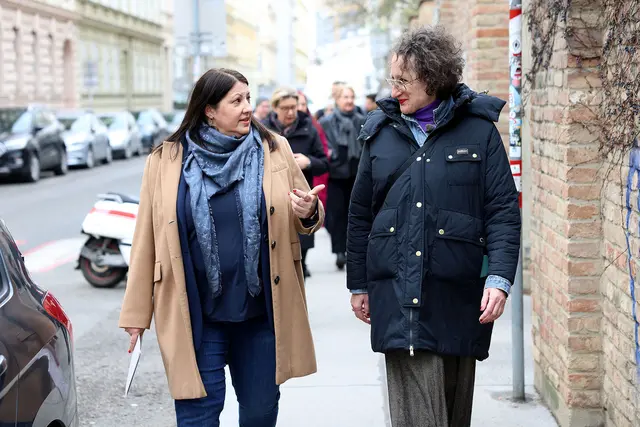 In elf Bezirken finden ab Ende August wieder mehrere gratis Rundgänge statt. Wohnbaustadträtin Gaál (l., SPÖ) und Rundgang-Leiterin Steinthaler. | Foto: Stadt Wien/Martin Votava