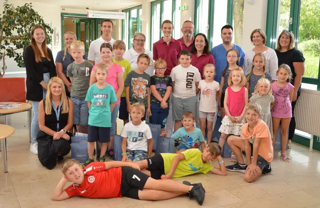 Leonie Zöchbauer, Barbara Tobolka-Mares, Oliver Blei-Hündler, Sylvia Hummel, Leon Christ, Theo Frank, Hannah Frank, Nico Rössler, Praktikant, Jakob Spitzer, Tim Dangl, Fabian Rohrbeck, Suanne Schuster, Patrick Ritter, Julia Hauer, Lukas Ritter, Leon Spitzer, Marcel Bayer, Wolfgang Mühlberger, Elke Maurer, Emely Tauringer, Thomas Christen-Schandl, Julia Rohrbeck, Marie Rubik, Dorian Christ, Esther Inhofner, Sophie Dangl, Doris Fidi, Eva Inhofner und Jennifer Blei-Hündler | Foto: LK Waidhofen/Thaya