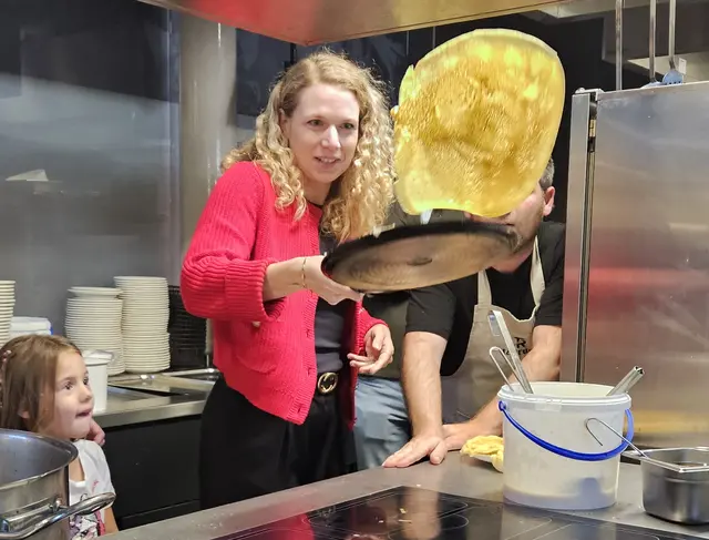 Familienbund-Präsidentin Johanna Jachs aus Freistadt beim Palatschinkenschupfen. | Foto: Familienbund