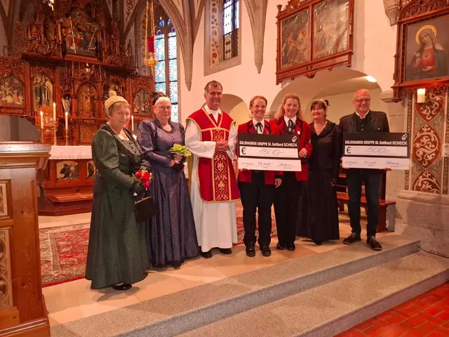Von links: Monika Schietz, Helga Brungraber, Pfarrer Reinhard Bell, Obfrau des Musikvereins Melanie Kitzmüller, Kapellmeisterin Carina Paar, Obfrau der Goldhaubengruppe Elisabeth Rechberger, Obmann des Kirchenchores Gerhard Ehrlinger. | Foto: Schietz