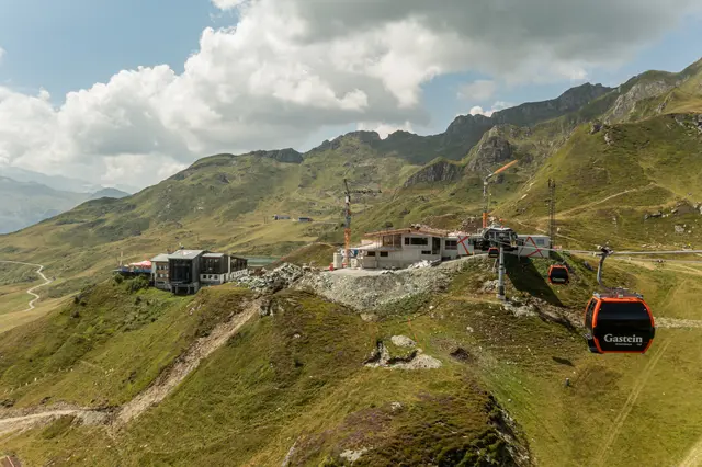 Nach der Fertigstellung des Dachs am neuen Multifunktionsgebäude auf der Schlossalm kann nun mit dem Innenausbau begonnen werden. Das alte Restaurantgebäude (links im Bild) wird in weiterer Folge abgetragen und die Fläche renaturiert. | Foto: Gasteiner Bergbahnen AG/Fotoatelier Wolkersdorfer
