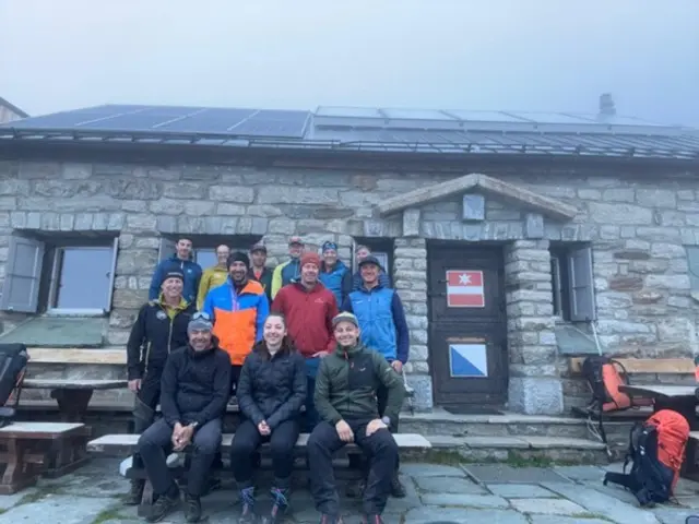 Erste Reihe sitzend von links: Andi, Alisa, Erik Mittlere Reihe stehend von links: Hansjörg, Andi, Alex, Mario Hintere Reihe stehend von links: David, Sepp, Hias, Tom, Peter, Manfred | Foto: Bergrettung Krimml