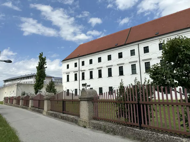 Die JA Münnichplatz wurde einer genaueren Prüfung durch die Volksanwaltschaft unterzogen. Mittlerweile gab es beim Zaun, hier in seiner Ursprungsform zu sehen, Adaptierungen. | Foto: Luca Arztmann/MeinBezirk Wien