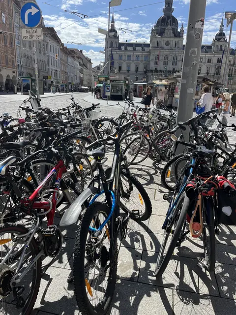 Das Eck Murgasse/Sackstraße ist aktuell Notparkplatz für viele Räder. Rund um den Hauptplatz findet man kaum freie Abstellplätze. 
 | Foto: VP Graz