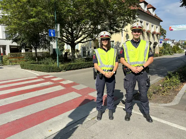 Unsere Polizisten achten darauf, dass die Schüler sicher in die Schule und wieder nach Hause kommen. | Foto: Victoria Edlinger