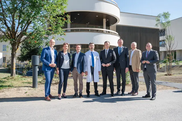 Vor der neuen West Station beim LKH Hochsteiermark am Standort Mürzzuschlag: Manfred Kočever (Betriebsdirektor LKH Hochsteiermark), Johanna Mandl (Pflegedirektorin LKH Hochsteiermark), Michael Feichtinger (Stv. Ärztlicher Direktor LKH Hochsteiermark), Rene Thonhofer (Stv. Ärztlicher Direktor Standort Mürzzuschlag), Karlheinz Kornhäusl (Gesundheitslandesrat), Ulf Drabek (Kages-Vorstand für Finanzen und Technik), Gerhard Stark (Kages Vorstandsvorsitzender), Philipp Könighofer (LAbg. und Stv. Klubobmann). | Foto: Paller