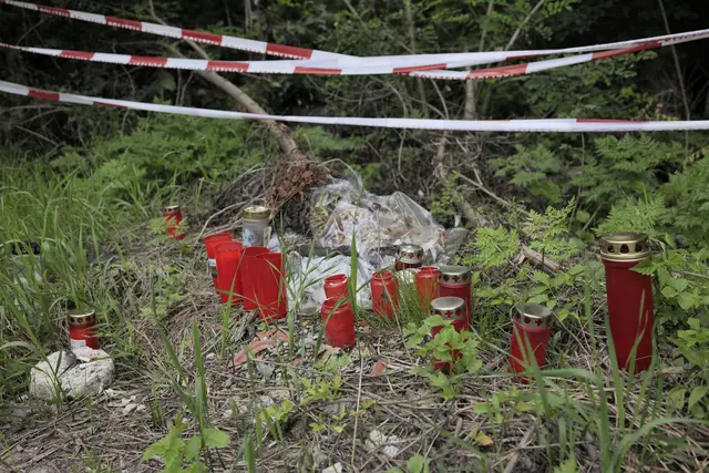 Trauerbekundungen für die vier Toten bei dem schweren Unfall auf der B17, auf Höhe des Hotels Schwartz. Einer der Toten war Robin S. | Foto: Santrucek