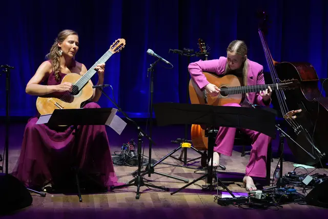 Mitreißender Start: Julia Malischnig und Jule Malischke eröffnen La Guitarra Erl 2025. | Foto: Willi Pleschberger