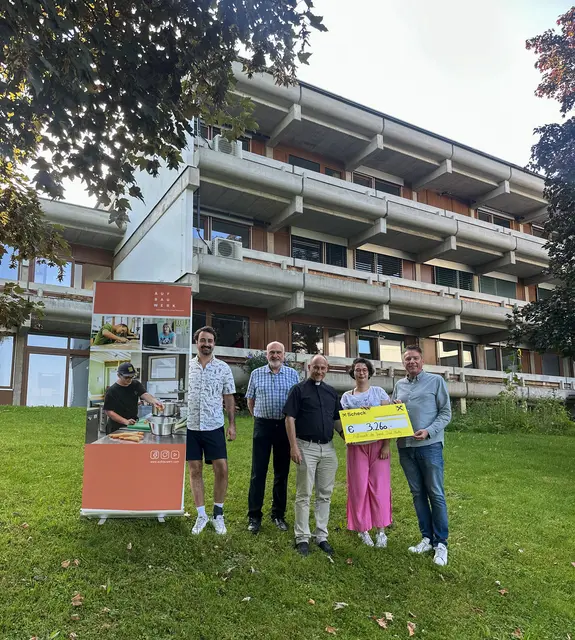Albin Winkler (Stellvertretende Leitung AufBauWerk Bad Häring), Diakon Franz Reinhartshuber, Pfarrer Dr. Stefan Schantl, Anna (Teilnehmerin AufBauWerk Bad Häring) und Reinhold Krigovszky (Standortleiter AufBauWerk Bad Häring) v.l. | Foto: AufBauWerk
