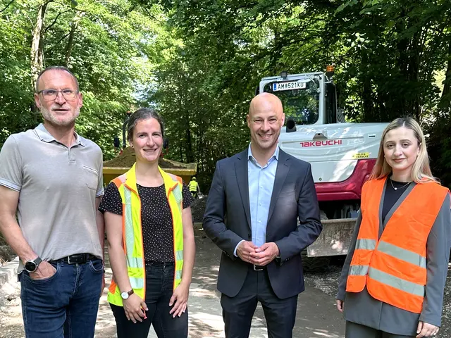 Armin Pohn (Abteilungsleiter Straßen-, Brücken- und Wasserbau), Marietta Brandstetter (Bauleiterin Held & Francke), Vizebürgermeister Martin Hajart (ÖVP), und Mervenur Bajrami (Straßenbezirksleiterin Nord). | Foto: Stadt Linz