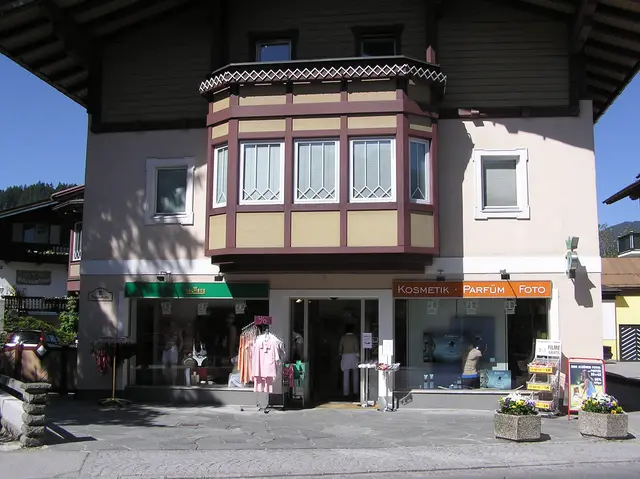 Nach fast 70 Jahren schließt die Parfümerie Pindl in Altenmarkt im Oktober 2025 nun für immer ihre Türen. Doch das natürlich nicht ohne einen einzigartigen Totalabverkauf. | Foto: Pindl