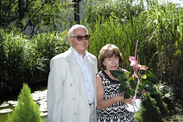 Josef und Franziska Santrucek – hier bei ihrem Gartenteich – feierten die Goldene Hochzeit. | Foto: Santrucek