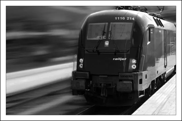 Bild 3044 - erste Railjet- Einfahrt von Bregenz nach Wien im Bahnhof Landeck - Zams  | Foto: © by Ing. Günter Kramarcsik