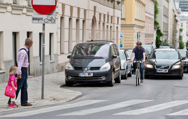 Der VCÖ empfiehlt Eltern, Gefahrenstellen am Schulweg direkt der Gemeinde sowie der Schule zu melden. (Archiv)

 | Foto: AUVA