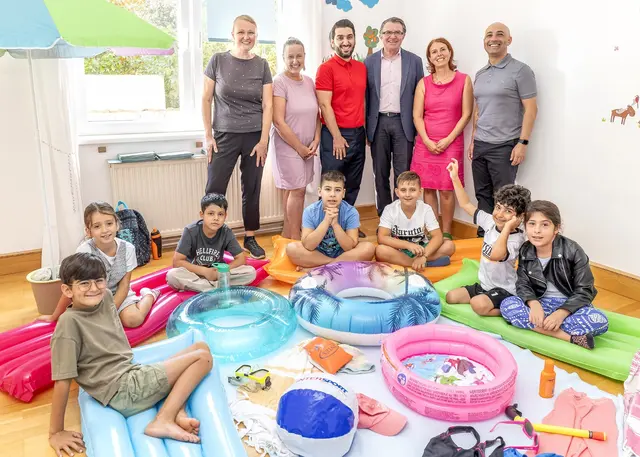 Verein "Startklar"-Obfrau Janine Fischer, Bettina Szabo (Verein "Startklar"), Integrationsgemeinderat Kanber Demir, Integrationsstadtrat Franz Piribauer, Kerstin Strebinger (Verein "Startklar") und Integrationskoordinator der Stadt Wiener Neustadt Can Grundner mit Yakup Celik, Helin Darilmaz, Samar Maliya, Alperen Akar, Patrick Andreas Mladin, Alireza Saedi Aminabadi und Karya Karacan. | Foto: Stadt Wiener Neustadt/Weller