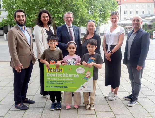 Die Kurse fanden von 4. bis 16. August statt: Integrationsgemeinderat Kanber Demir, Leyla Beydemir (Verein Startklar), Integrationsstadtrat Franz Piribauer, Bettina Szabo (Verein Startklar), Kerstin Obex (VS Baumkirchnerring) und Integrationskoordinator der Stadt Can Grundner mit Amir, Sandy und Kinan. | Foto: Stadt Wiener Neustadt/Maurer