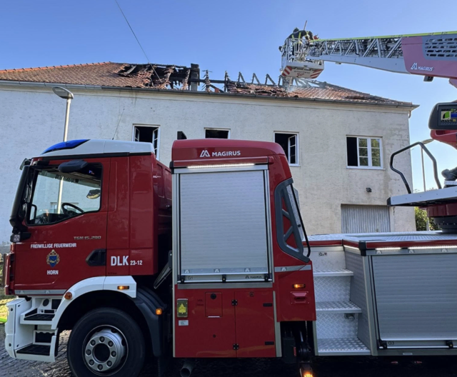 Die Löscharbeiten gestalteten sich dennoch aufwendig, da die Flammen im Dachstuhl des alten Gebäudes schwer zugänglich waren und sich rasch weiterentwickelten. | Foto: Feuerwehr Horn