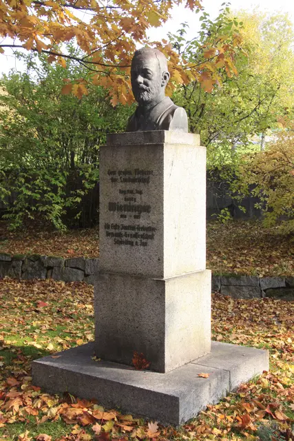 Zu Ehren des "großen Förderers der Landwirtschaft" errichtete Schärding eine Statue für Georg Wieninger. | Foto: Stadtarchiv Schärding