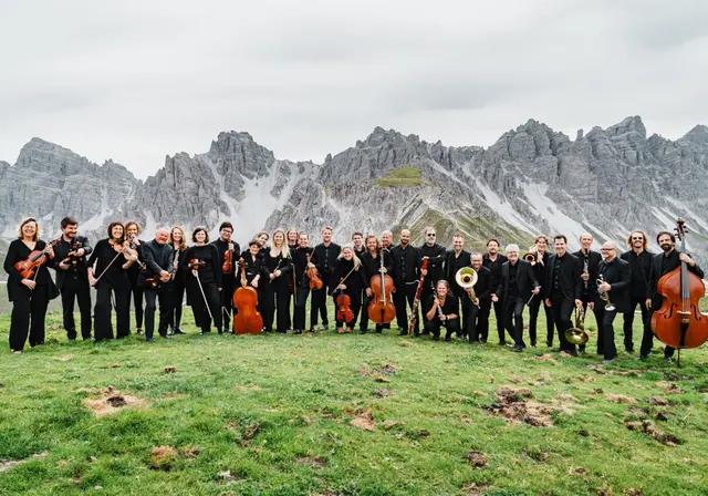 Das Tiroler Kammerorchester InnStrumenti wartet mit einem abwechslungsreichen Klassikprogramm auf dem Hoadl.  | Foto: Armin Kaufmann