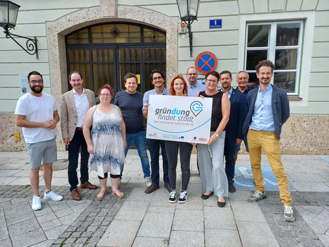 Die Scheibbser Jury freut sich über die Verhinderung eines Leerstands: Philipp Pflügl (Stadtkernentwickler Scheibbs), Stadtrat Martin Luger, Gemeinderätin Johanna Huber, Gemeinderat Zoltan Tuzson, Bürgermeister David Pöcksteiner, Gründerin Viktoria Punz, Gründungsberater Philipp Baumgartner (riz up), Stadträtin Silvia Muthentaler, Gemeinderat Lothar Hinterhofer, Walter Windpassinger und Vizebürgermeister Joseph Hofmarcher
 | Foto: eisenstrasse.info