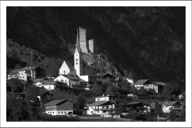 Bild 1457 - Stanz bei Landeck mit Pfarrkirche und Burg Schrofenstein | Foto: © by Ing. Günter Kramarcsik