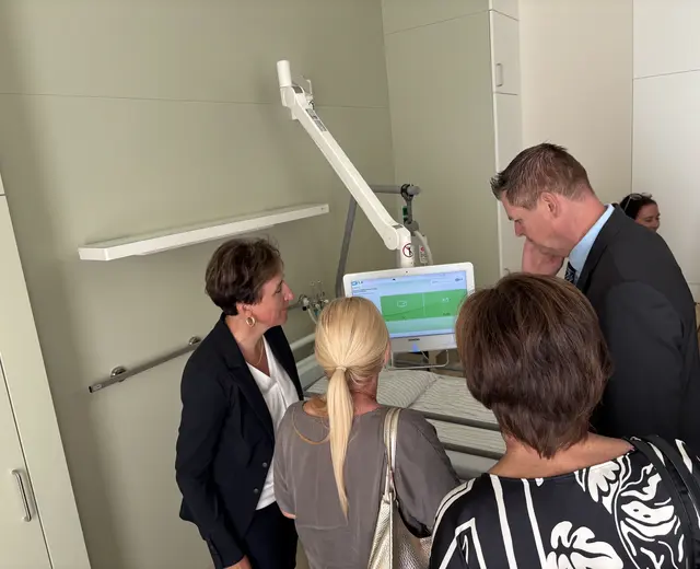 Jedes Bett verfügt über einen eigenen Multimedia-Terminal. | Foto: Angelina Koidl