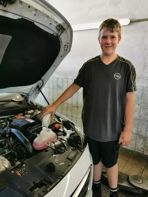 Lehrling Lukas Flicker bringt seit Juli 2025 frischen Schwung ins Team von Weberhofer und sammelt erste Erfahrungen in einem traditionsreichen Umfeld. | Foto: Weberhofer