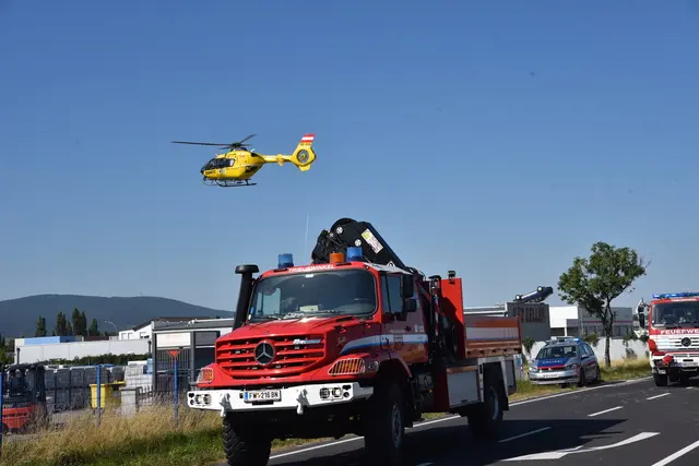 Insgesamt drei Notärzte und ein Großaufgebot an Sanitätern kämpften um das Leben des Mannes.  | Foto: Thomas Lenger, Monatsrevue
