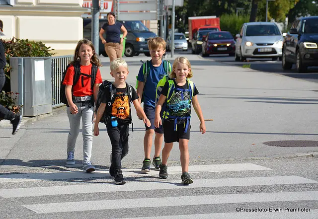 Schulwege sind sicherer als Freizeitwege. Dazu tragen unter anderem Schülerlotsen, Verkehrsberuhigungsmaßnahmen im Schulumfeld sowie die erhöhte Aufmerksamkeit der Autofahrerinnen und Autofahrer bei. | Foto: Erwin Pramhofer