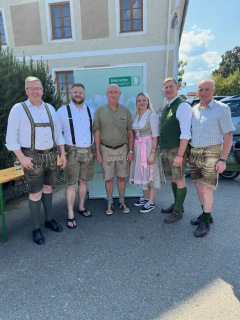 Gute Stimmung herrschte bei Landwirtschaftskammer-Präsident Andreas Steinegger, Gemeindeparteiobmann Leopold Kühberger, Abg.z.NR Bgm. Andreas Kühberger sowie Anton Kühberger und den Funktionär:innen der ÖVP-Kammern. | Foto: ÖVP