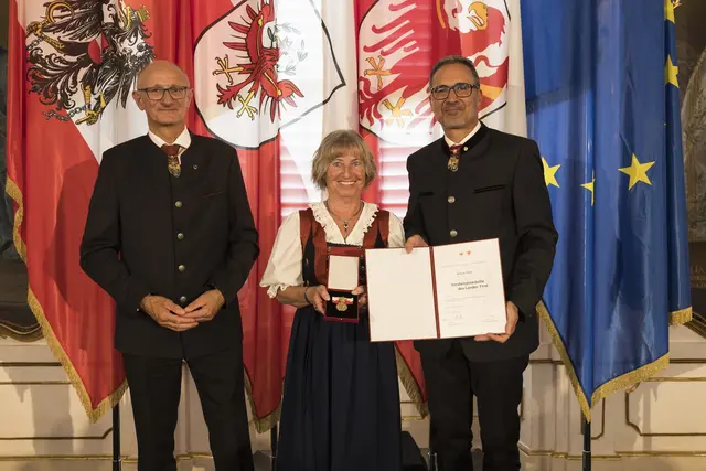 Für ihre Verdienste um die Imster Fasnacht wurde Karola Heel mit der Verdienstmedaille des Landes Tirol ausgezeichnet.