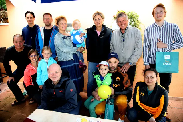 Die Aktion zaubert allen Beteiligten ein Lächeln ins Gesicht.  | Foto: Gemeinde Maria Wörth