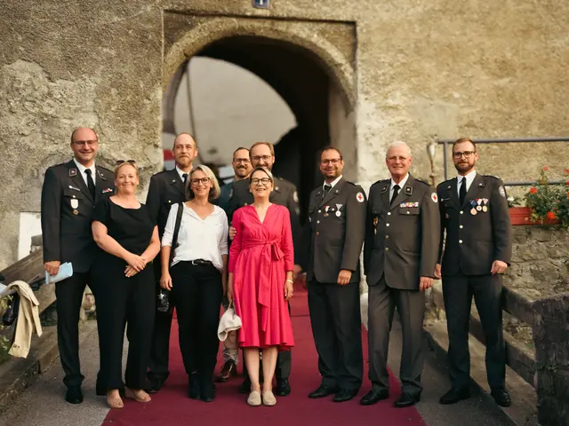 Insgesamt zehn Vertreterinnen und Vertreter des Roten Kreuzes Tennengau wurden von den RegionalMedien Salzburg zu den Festspielen eingeladen.  | Foto: Theresa Vogl/Volkan Saracoglu