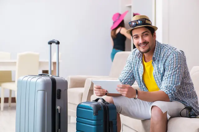 Die Preise bei Reisebuchungen auf Online-Plattformen schwanken meist stark – auch das verwendete Handy kann einen Unterschied machen. | Foto: smarterpix/Elnur_