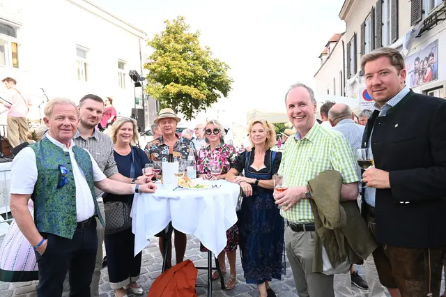 Mit zahlreichen Ehrengästen wurde der Gumpoldskirchner Weinsommer 2025 eröffnet | Foto: Pohl