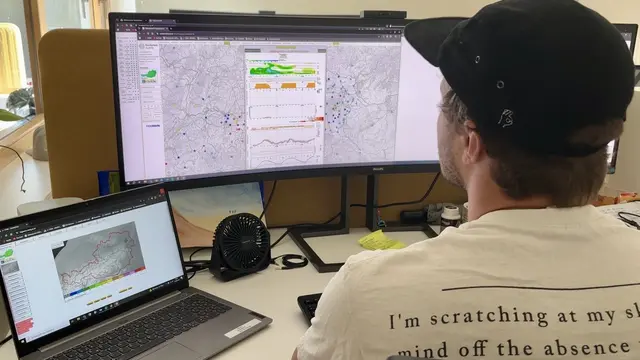 In Salzburg arbeiten Meteorologen wie Christian Resch daran, Risiken früh zu erkennen – und verraten, wie viel Erfahrung, Teamwork und Wissenschaft hinter einer Wetterwarnung stecken. | Foto: Carmen Kurcz