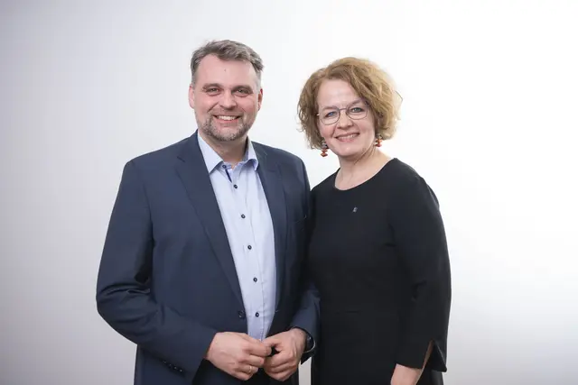 Bürgermeister Lukas Michlmayr mit NÖAAB Landesobfrau Christiane Teschl-Hofmeister, die hervorhebt: "Wir im NÖAAAB freuen uns auf die Zusammenarbeit in seiner neuen Funktion und wünschen Lukas viel Erfolg und alles Gute für seine Aufgaben als Landtagsabgeordneter.“ | Foto: Daniela Matejschek