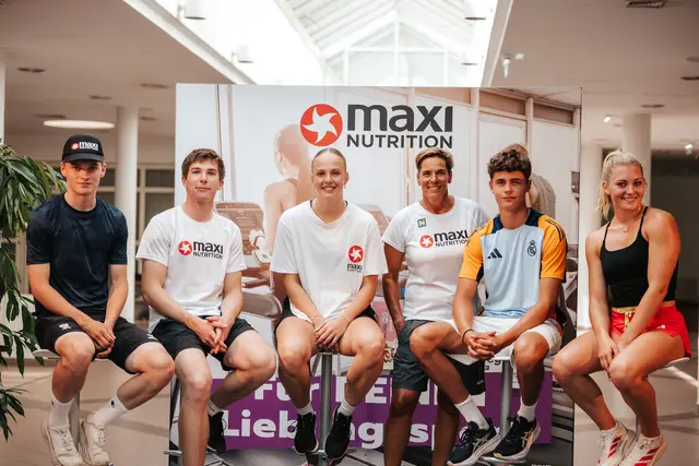 Die "MaxiNutrition"-Nachwuchsklasse mit Raphael Kokas, Anton Messeritsch, Sina Höllerl, Mentorin Michi Dorfmeister, Nico Hipfl und Magdalena Rauter. | Foto: KRÜGER AUSTRIA / Philipp Lipiarski