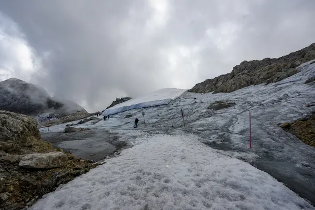 Der Dachstein entwickelt sich zum Mahnmal der Klimakrise.  | Foto: TEAM FOTOKERSCHI/WERNER KERSCHBAUMMAYR