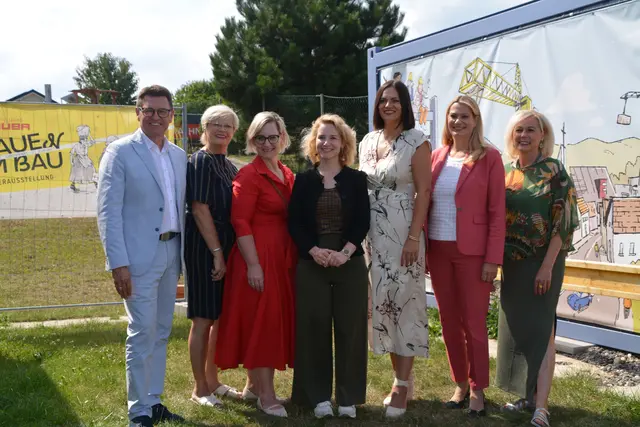 Bundesministerin Eva-Maria Holzleitner und Landesrätin Daniela Winkler beim Austausch im MUBA Neutal über den Frauenbericht Burgenland 2024 hier mit Bgm. Erich Trummer, Susanna Rathmanner, Sandra Gerdenitsch, Landtagspräsidentin Astrid Eisenkopf und Vizebürgermeisterin Neutal Birgit Grafl.
 | Foto: Rosenberger