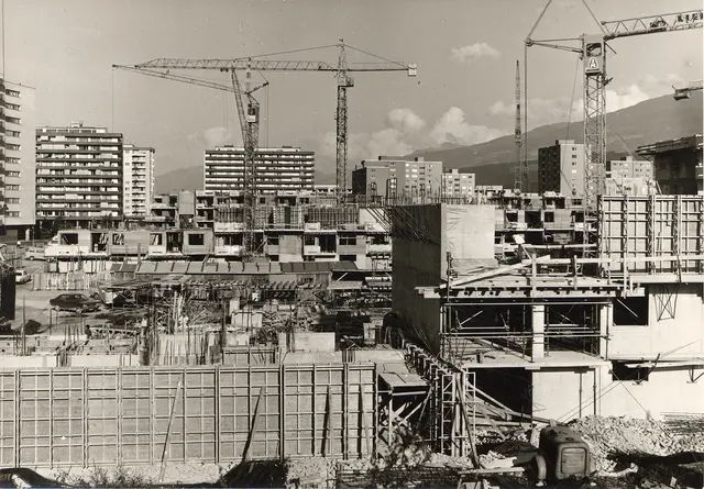 Mit der Grundsteinlegung 1973 wurde das „O-Dorf“ nochmals vergrößert. | Foto: Stadtarchiv Innsbruck